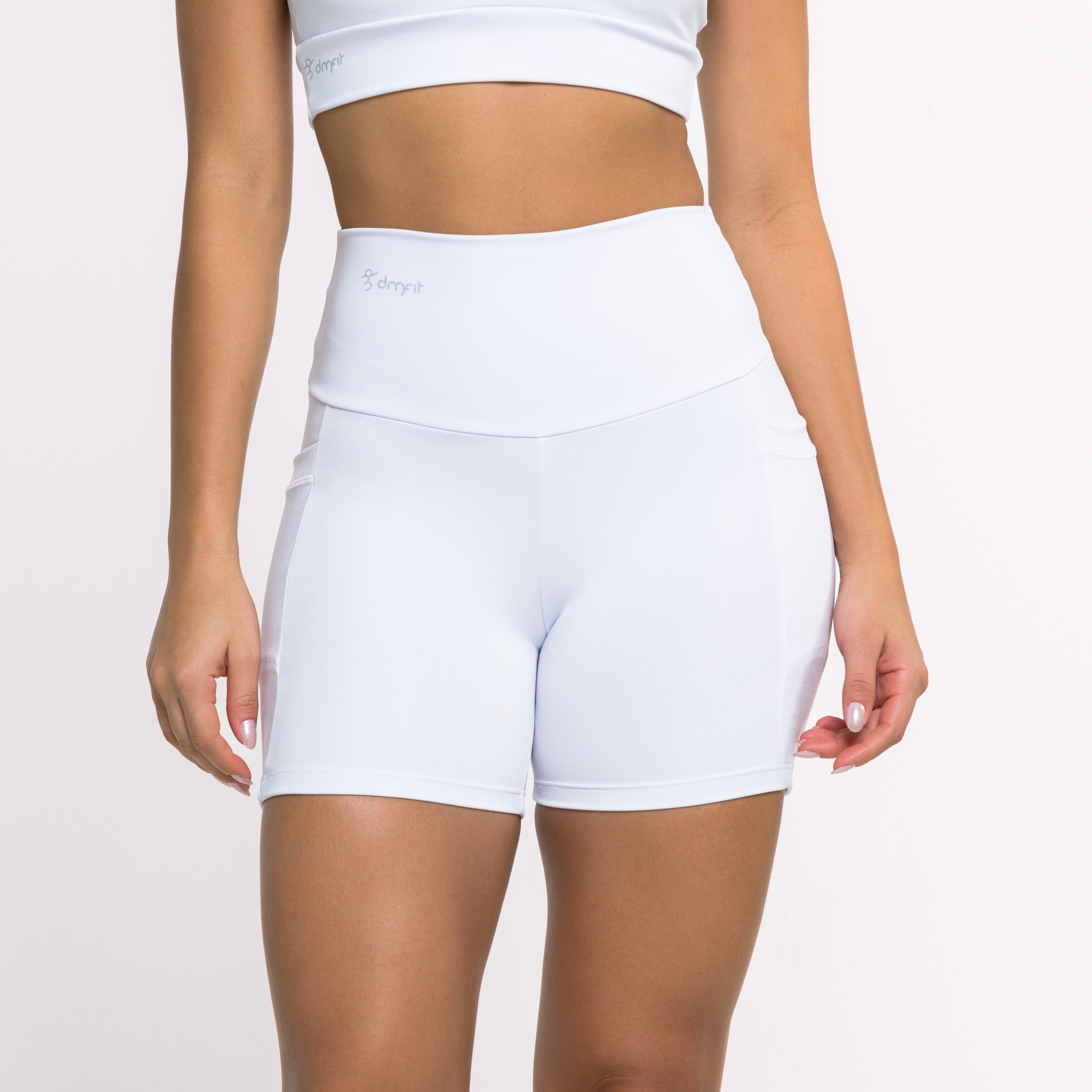 Short Fitness Basics Com Bolsos Laterais Branco - DMFit