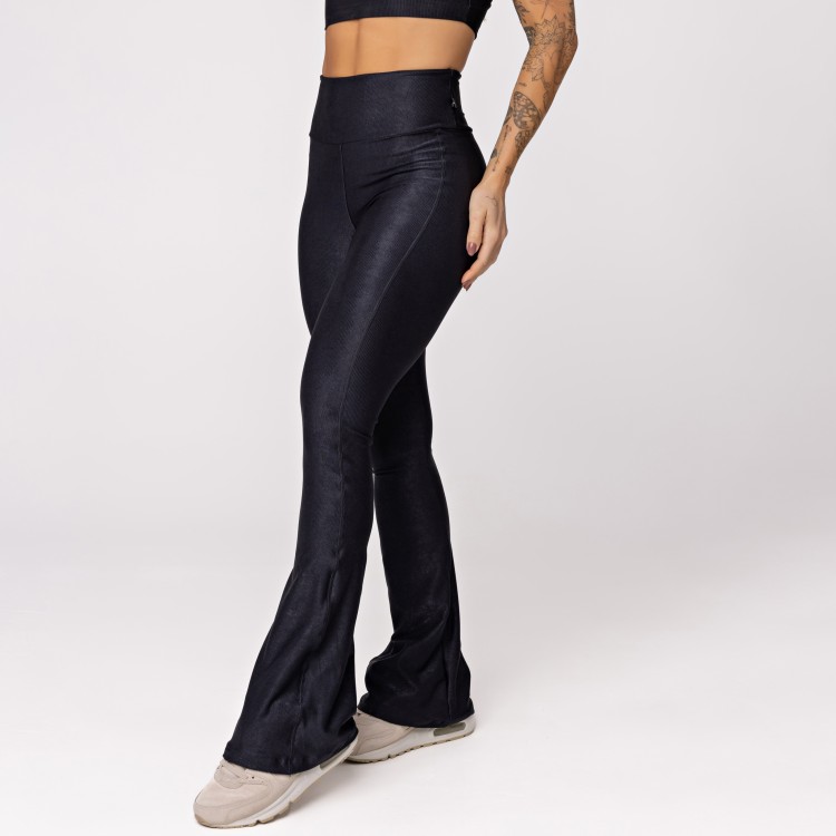 Calça Flare Canelada Preta