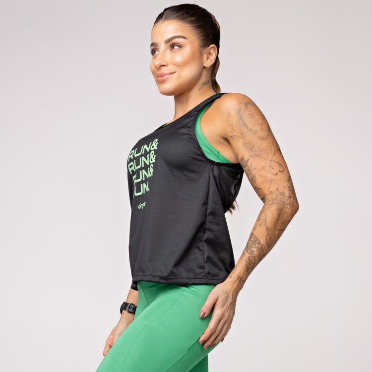 Regata Dry Furadinho Preta com Detalhe nas Costas e Estampa Run