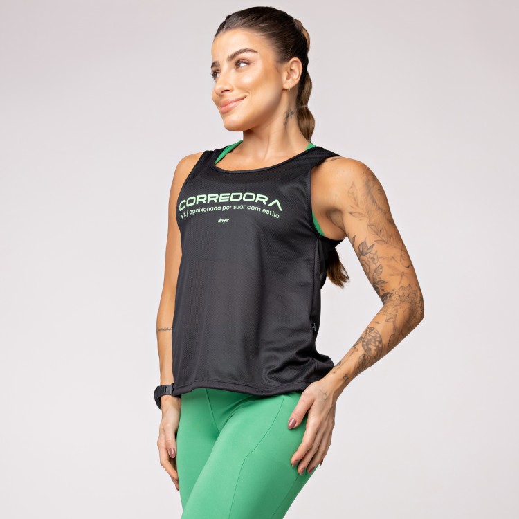 Regata Dry Furadinho Preta com Detalhe e Estampa Corredora