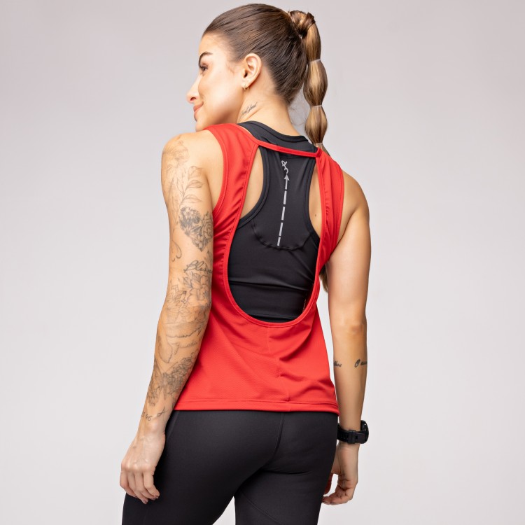 Regata Dry Furadinho Vermelha com Detalhe nas Costas e Estampa Km