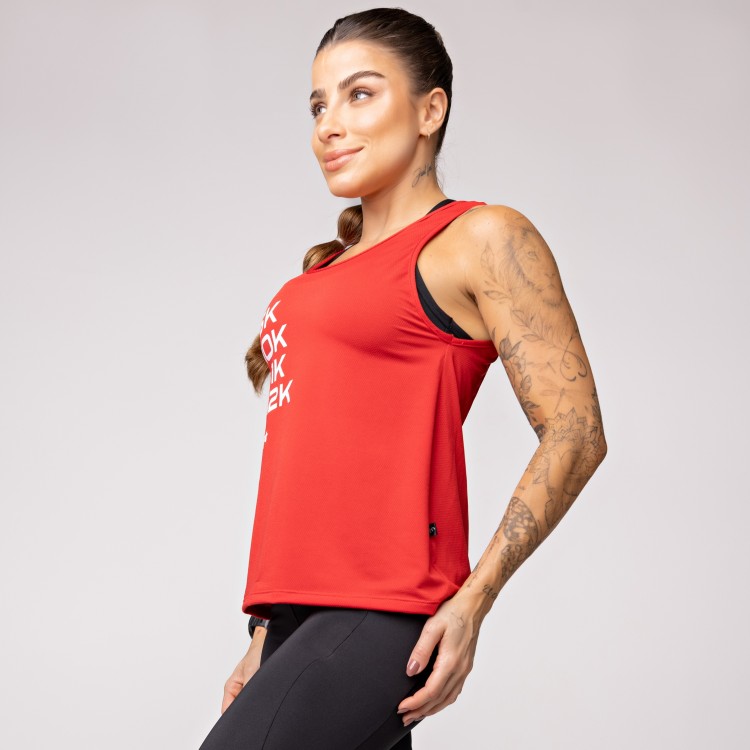 Regata Dry Furadinho Vermelha com Detalhe nas Costas e Estampa Km