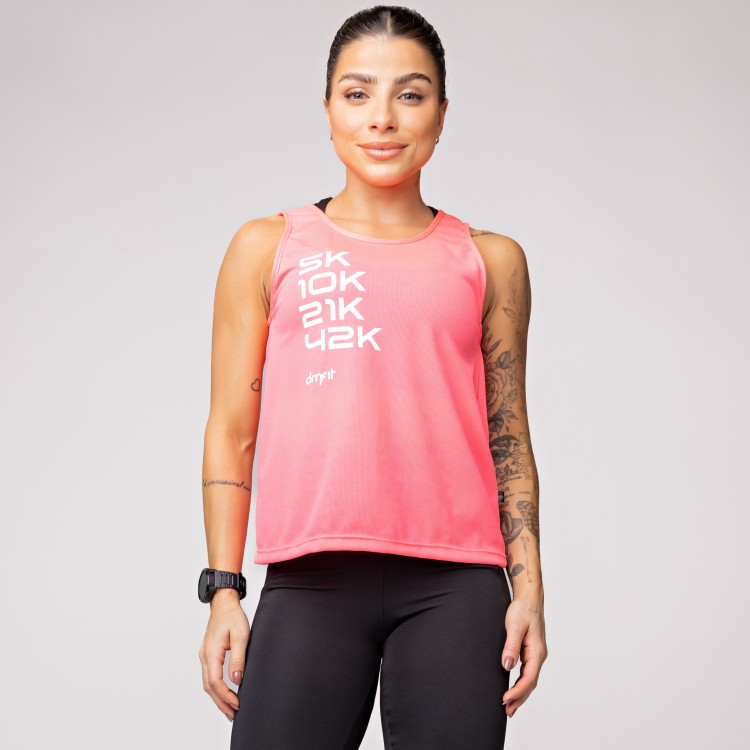 Regata Dry Furadinho Rosa com Detalhe nas Costas e Estampa Km