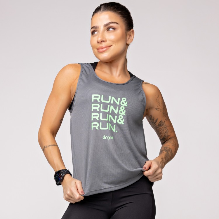 Regata Dry Furadinho Cinza com Detalhe nas Costas e Estampa Run