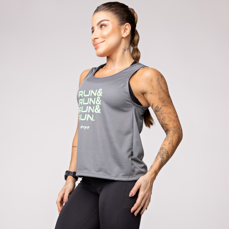Regata Dry Furadinho Cinza com Detalhe nas Costas e Estampa Run