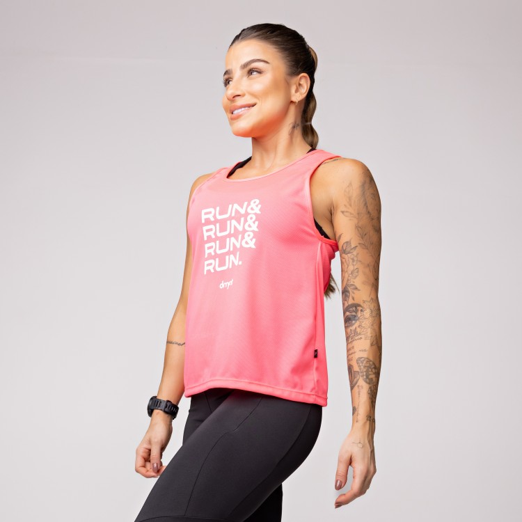 Regata Dry Furadinho Rosa com Detalhe nas Costas e Estampa Run