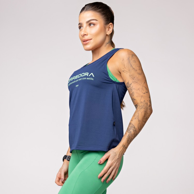 Regata Dry Furadinho Marinho com Detalhe e Estampa Corredora