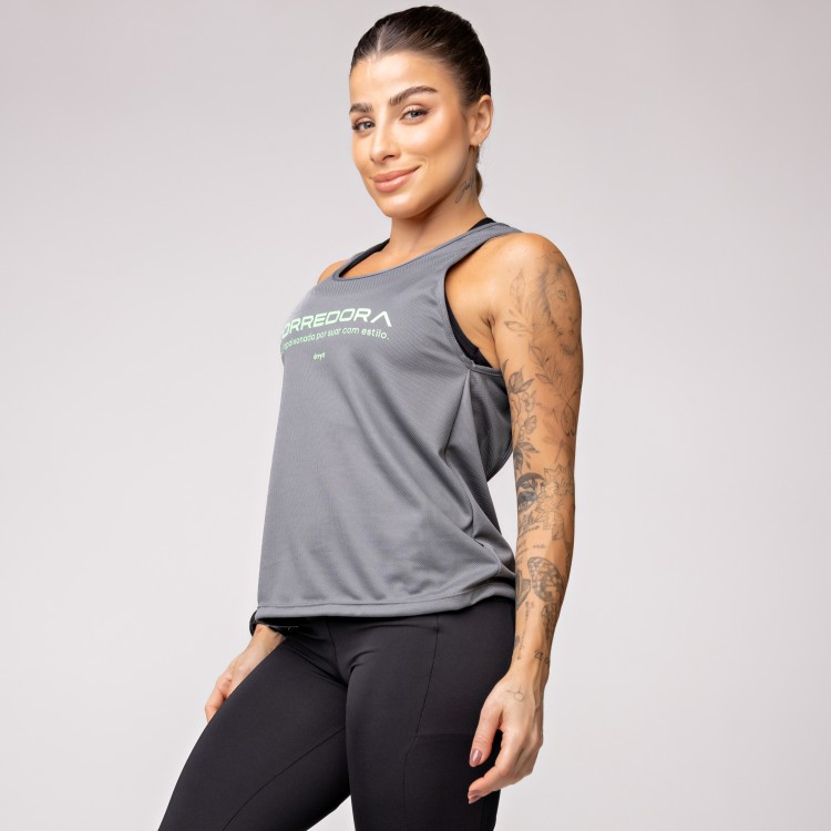 Regata Dry Furadinho Cinza com Detalhe e Estampa Corredora