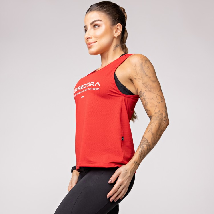 Regata Dry Furadinho Vermelha com Detalhe e Estampa Corredora