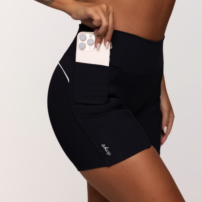 Short Fitness Poliamida Preto Com Bolsos Laterais e Friso