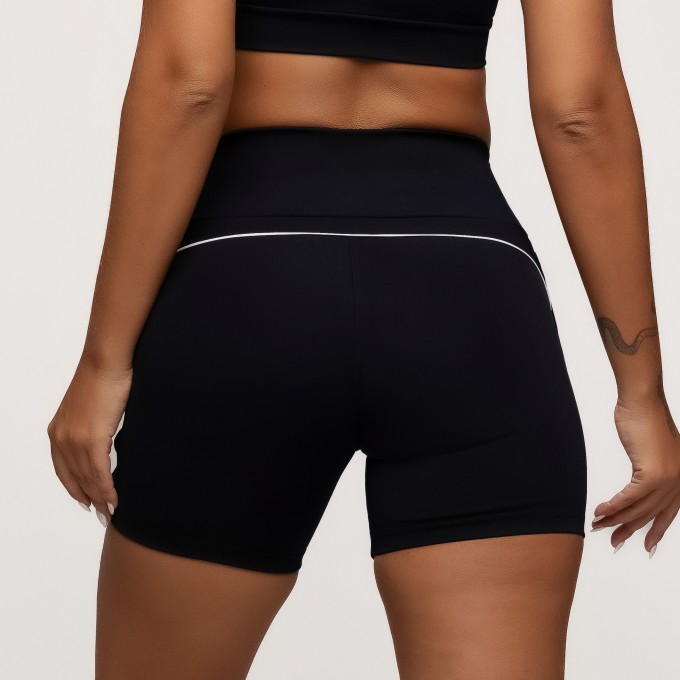 Short Fitness Poliamida Preto Com Bolsos Laterais e Friso
