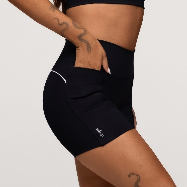 Short Fitness Poliamida Preto Com Bolsos Laterais e Friso