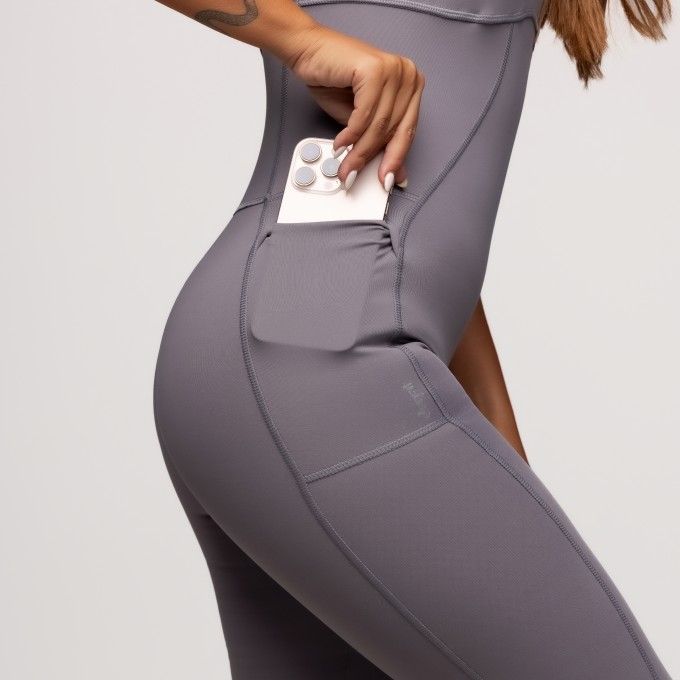 Macacão Fitness Flare Poliamida com Bolsos Laterais Cinza