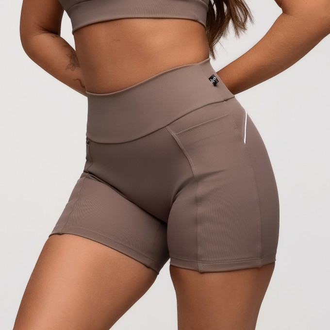 Short Fitness Poliamida Castanho Com Bolsos Laterais e Friso
