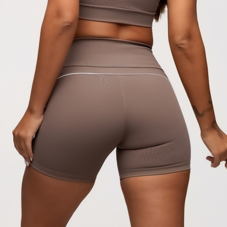 Short Fitness Poliamida Castanho Com Bolsos Laterais e Friso