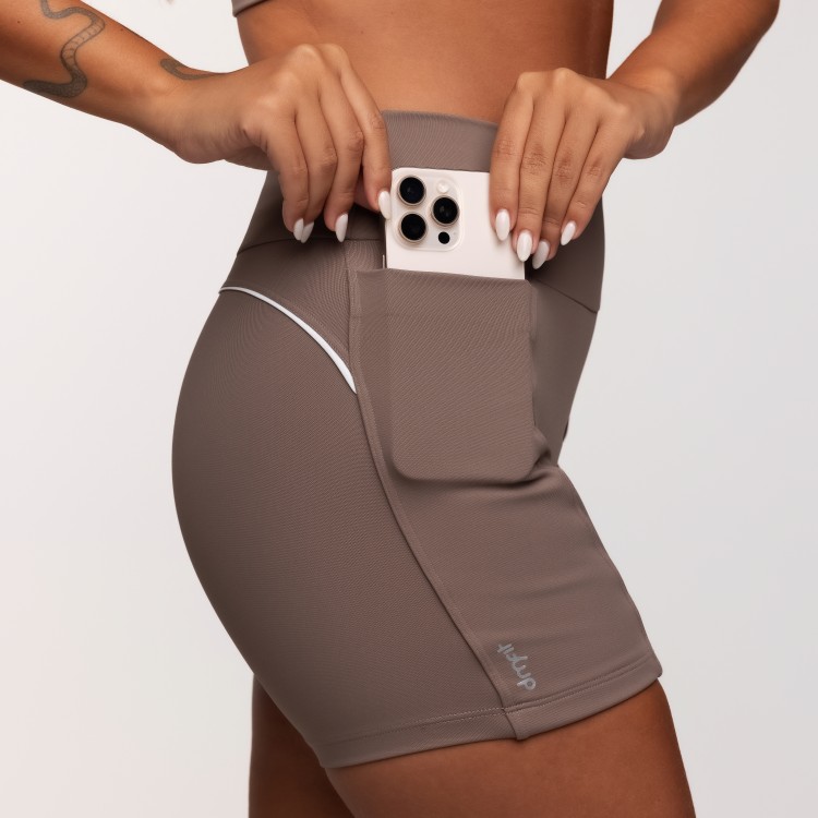 Short Fitness Poliamida Castanho Com Bolsos Laterais e Friso