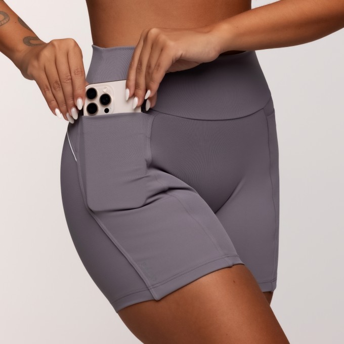 Short Fitness Poliamida Cinza Com Bolsos Laterais e Friso