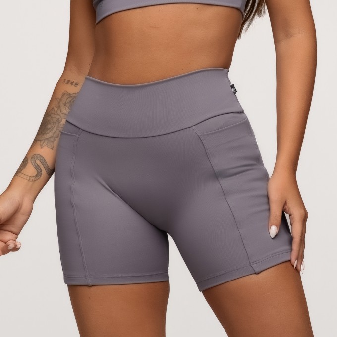 Short Fitness Poliamida Cinza Com Bolsos Laterais e Friso