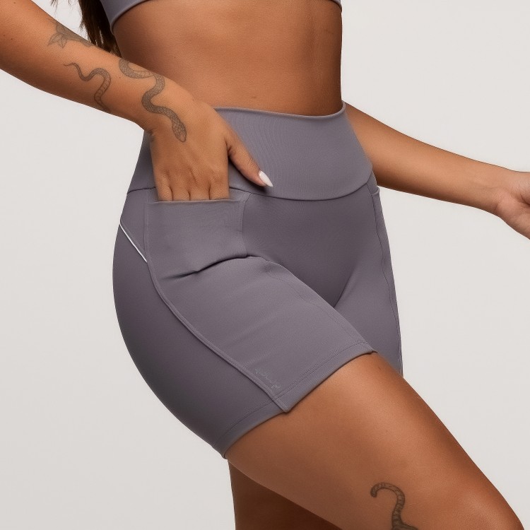 Short Fitness Poliamida Cinza Com Bolsos Laterais e Friso