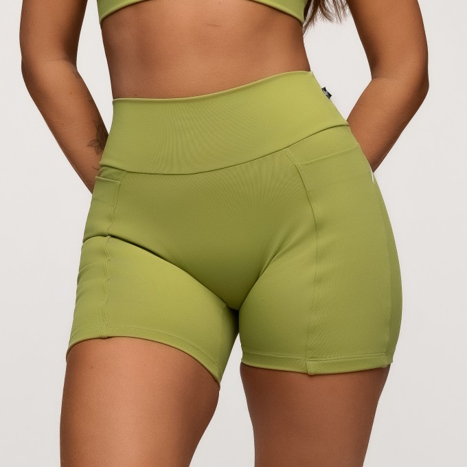 Short Fitness Poliamida Verde Com Bolsos Laterais e Friso