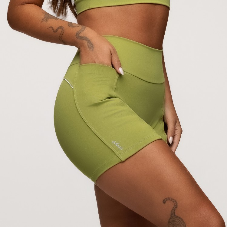 Short Fitness Poliamida Verde Com Bolsos Laterais e Friso