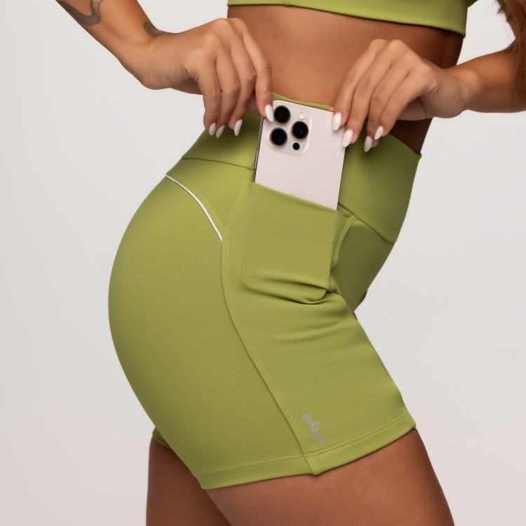 Short Fitness Poliamida Verde Com Bolsos Laterais e Friso