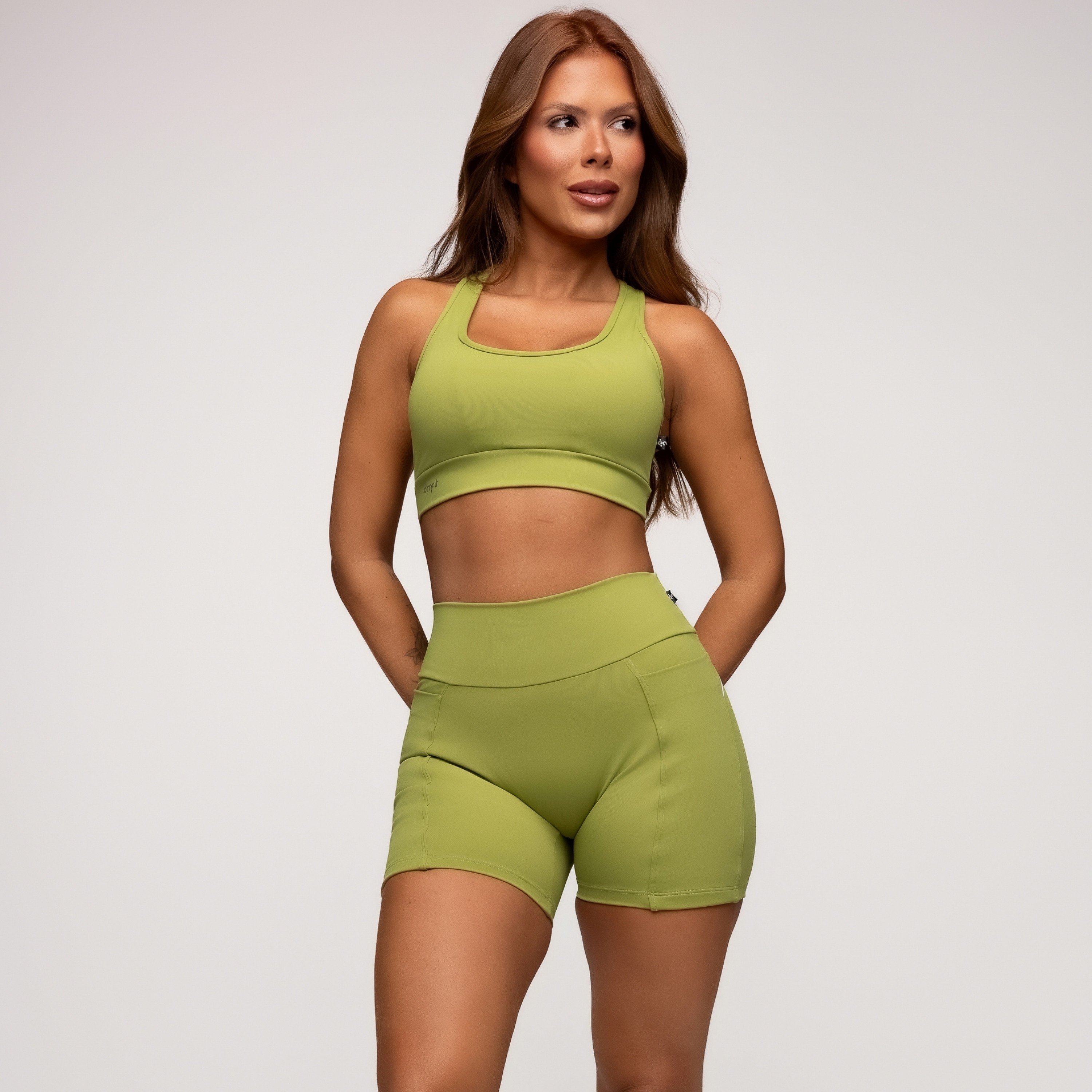 Short Fitness Poliamida Verde Com Bolsos Laterais e Friso - DMFit