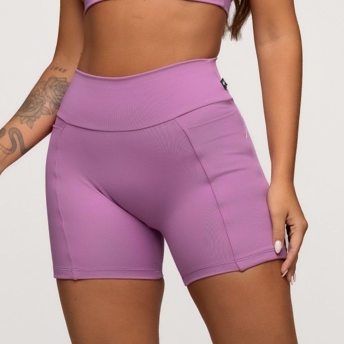 Short Fitness Poliamida Lilás Com Bolsos Laterais e Friso
