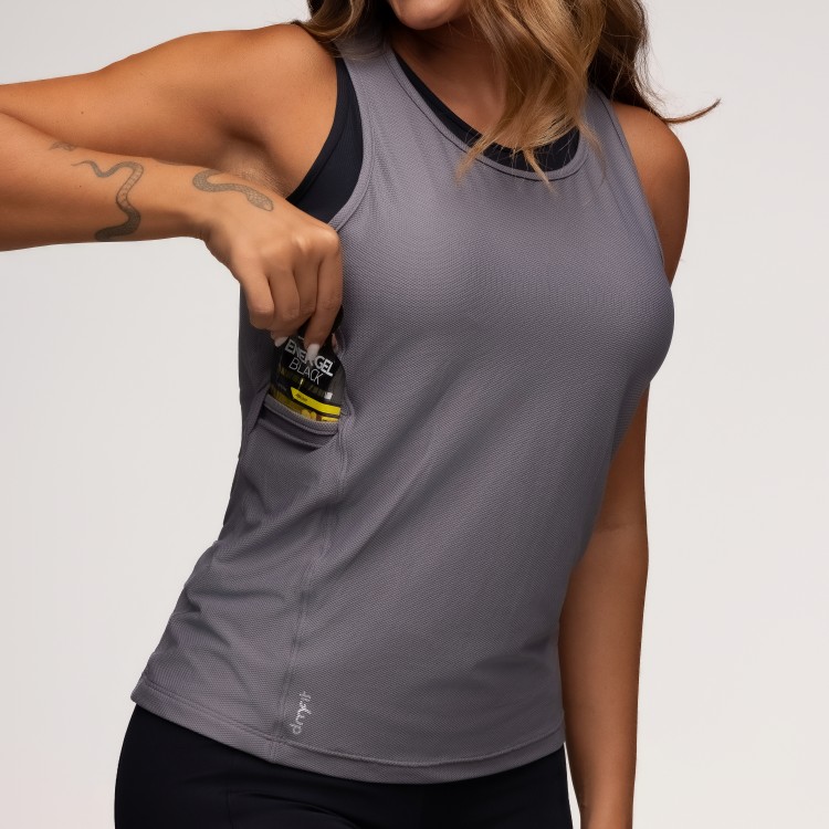 Regata Fitness Furadinha em Poliamida com Bolsos Laterais Cinza