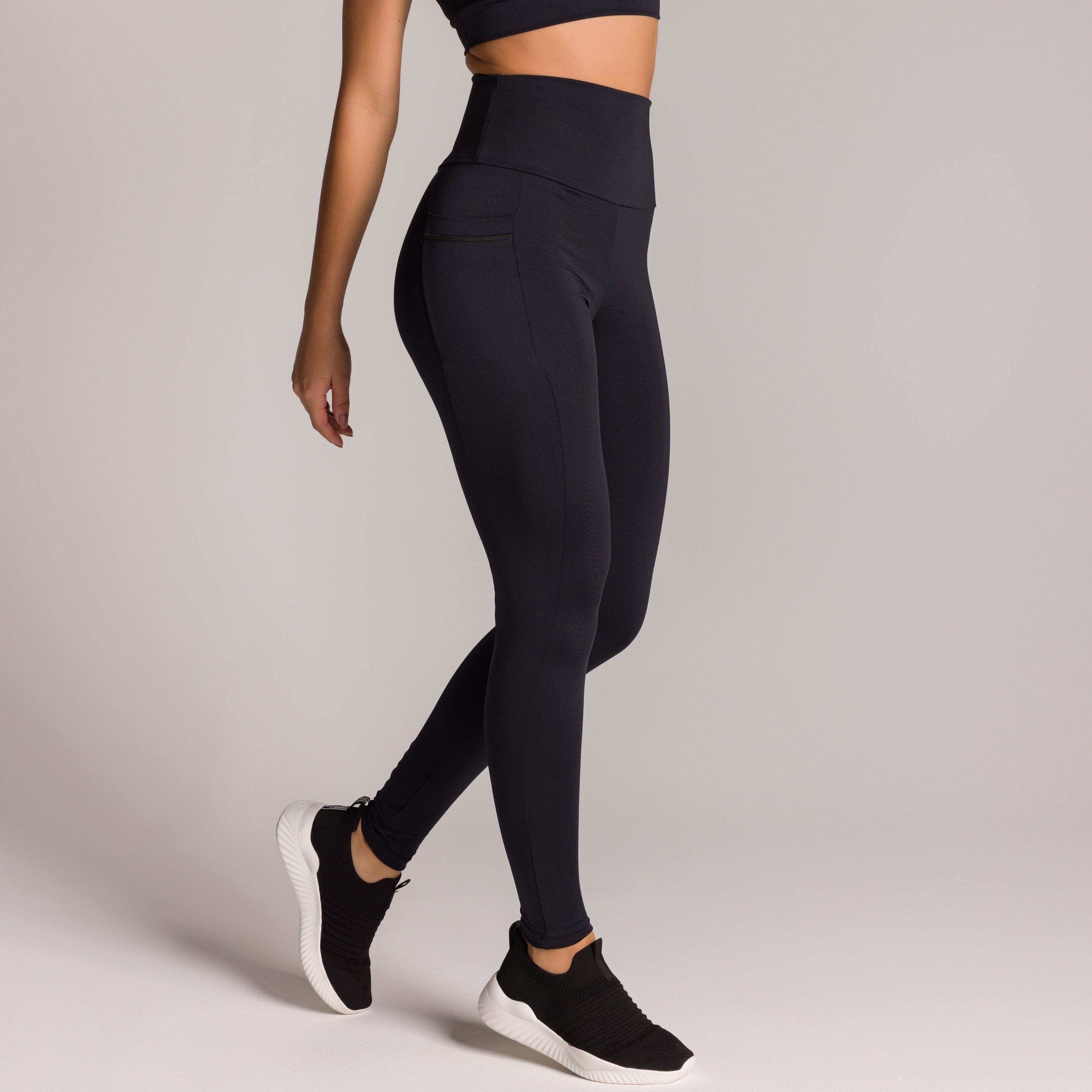 Calça Legging Basics Com Bolsos Laterais Preta