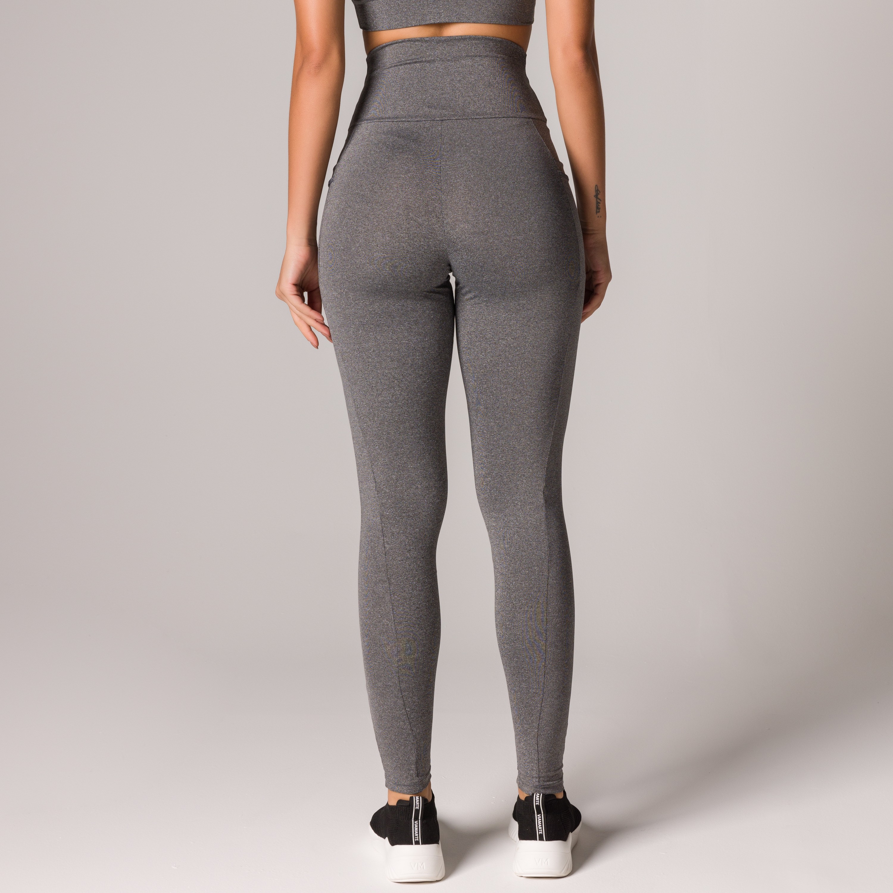 Calça legging fitness bicolor com tela nas laterais mescla com