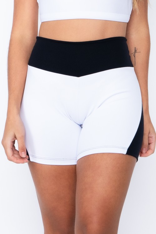 Short Apple Branco com Recortes em Preto