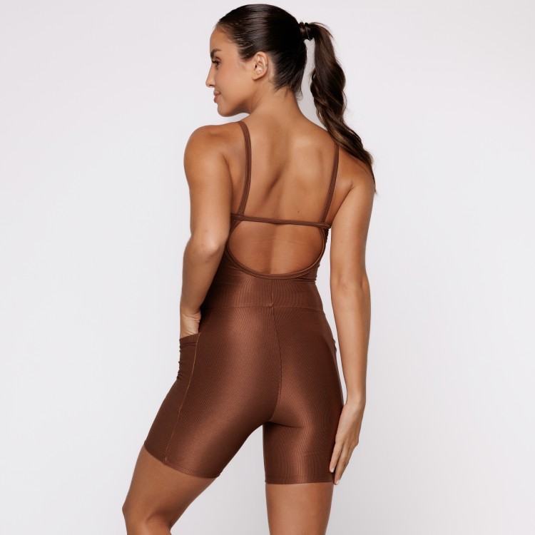 Macaquinho Fitness Canelado Com Bolsos Laterais Marrom Flux