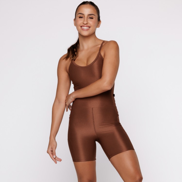 Macaquinho Fitness Canelado Com Bolsos Laterais Marrom Flux