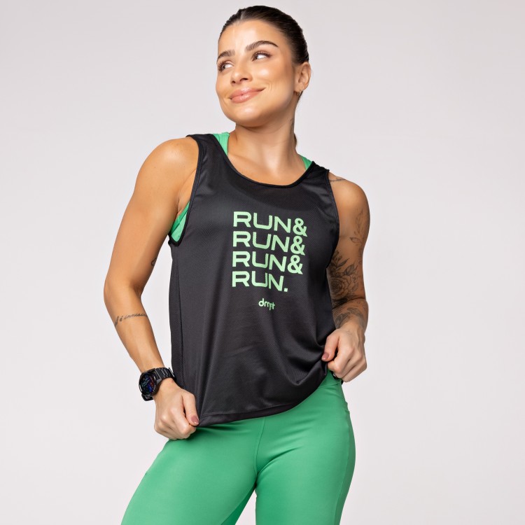 Regata Dry Furadinho Preta com Detalhe nas Costas e Estampa Run