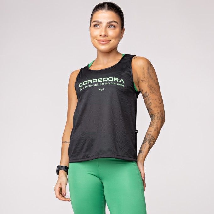 Regata Dry Furadinho Preta com Detalhe e Estampa Corredora