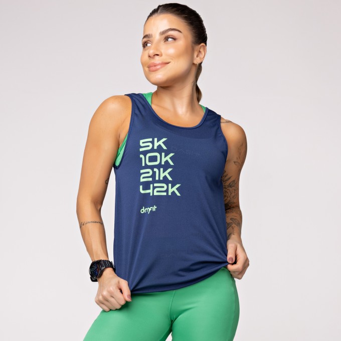 Regata Dry Furadinho Marinho com Detalhe nas Costas e Estampa Km