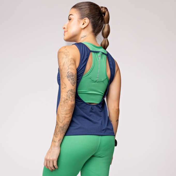 Regata Dry Furadinho Marinho com Detalhe nas Costas e Estampa Km