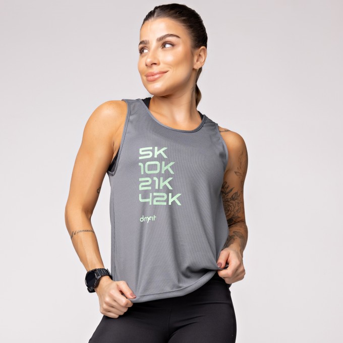 Regata Dry Furadinho Cinza com Detalhe nas Costas e Estampa Km