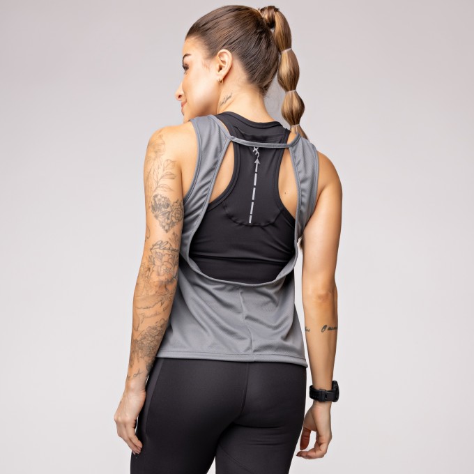 Regata Dry Furadinho Cinza com Detalhe nas Costas e Estampa Km