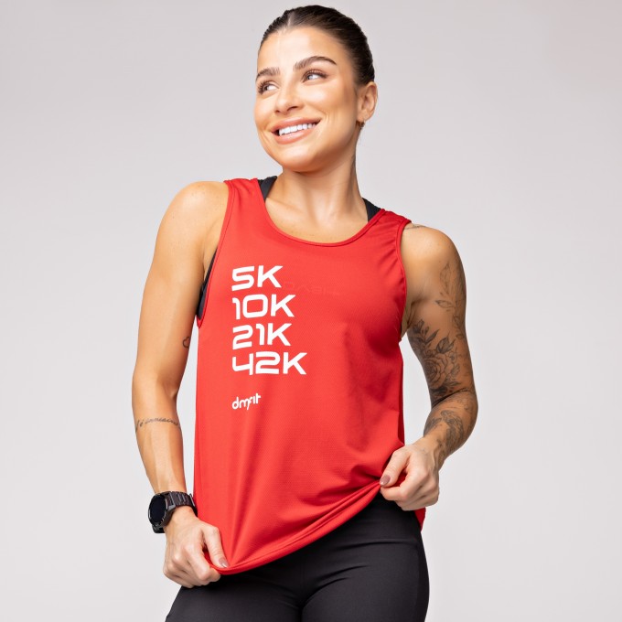 Regata Dry Furadinho Vermelha com Detalhe nas Costas e Estampa Km