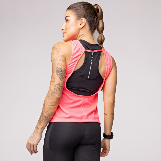 Regata Dry Furadinho Rosa com Detalhe nas Costas e Estampa Km