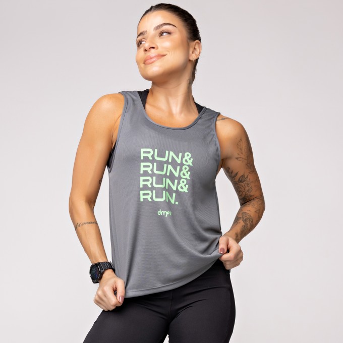 Regata Dry Furadinho Cinza com Detalhe nas Costas e Estampa Run