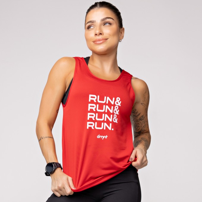 Regata Dry Furadinho Vermelha com Detalhe e Estampa Run