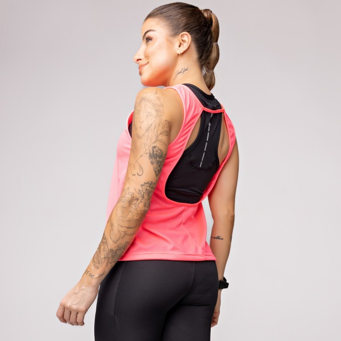 Regata Dry Furadinho Rosa com Detalhe nas Costas e Estampa Run