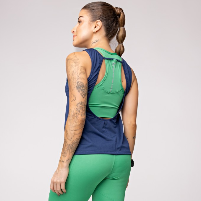 Regata Dry Furadinho Marinho com Detalhe e Estampa Corredora