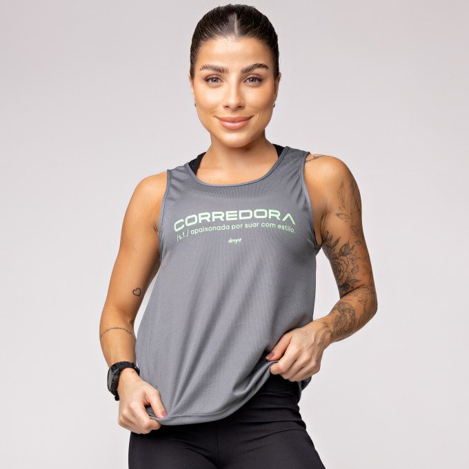 Regata Dry Furadinho Cinza com Detalhe e Estampa Corredora