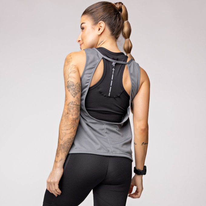 Regata Dry Furadinho Cinza com Detalhe e Estampa Corredora