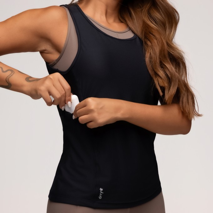 Regata Fitness Furadinha em Poliamida com Bolsos Laterais Preta