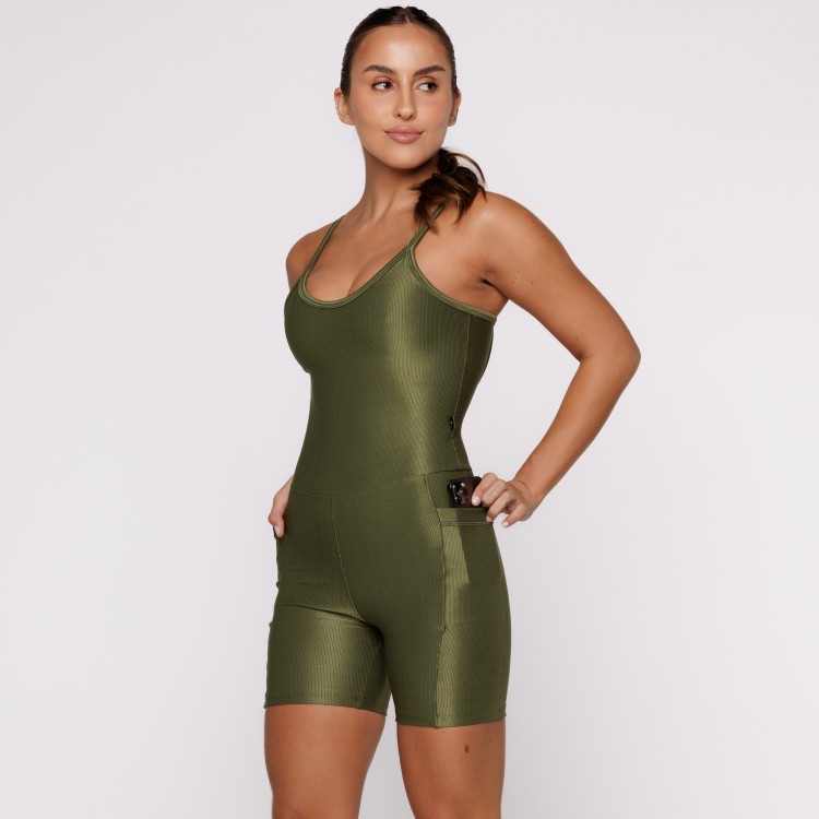 Macaquinho Fitness Canelado Com Bolsos Laterais Verde Musgo Flux